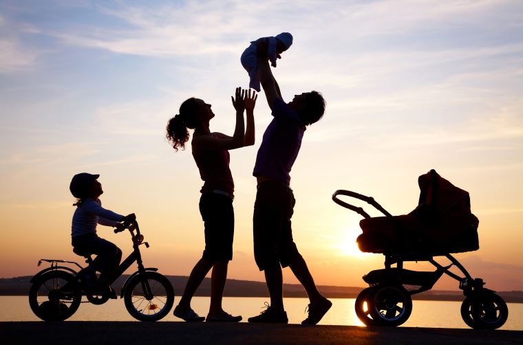 Картины, фото с паспарту Family at sunset