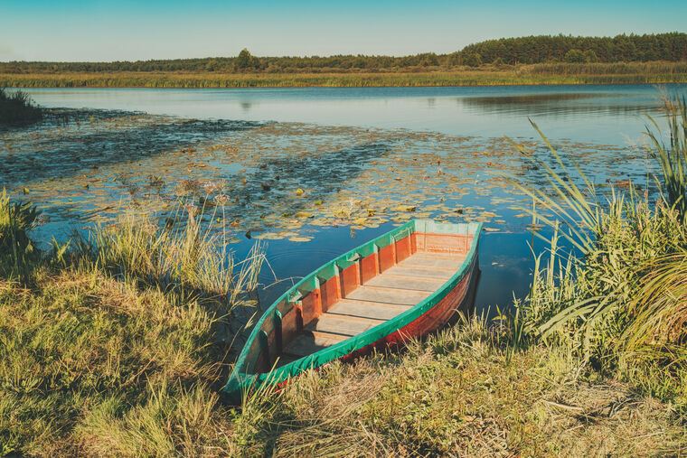 Купить и печать на заказ Картины, фото с паспарту Рыбацкая лодка на побережье