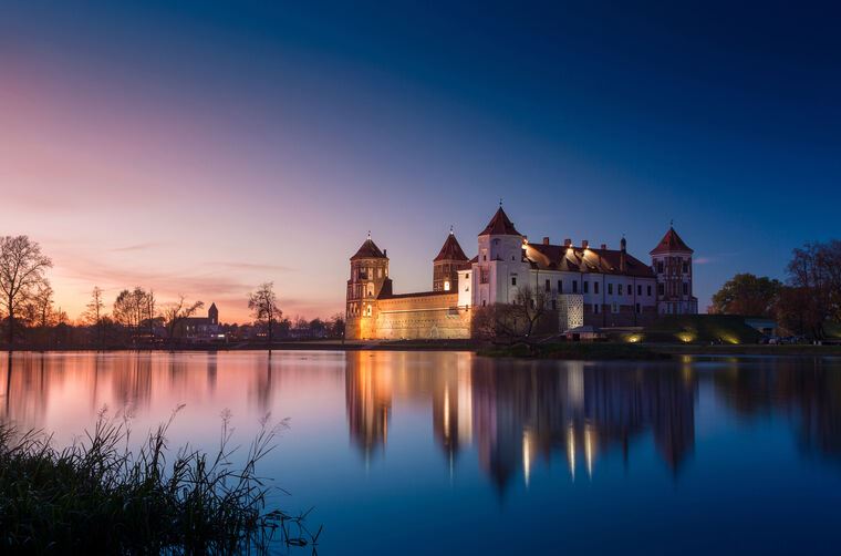 Купить и печать на заказ Картины, фото с паспарту Мирский замок ночью