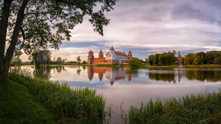 Купить и печать на заказ Картины, фото с паспарту Мирский замок панорама