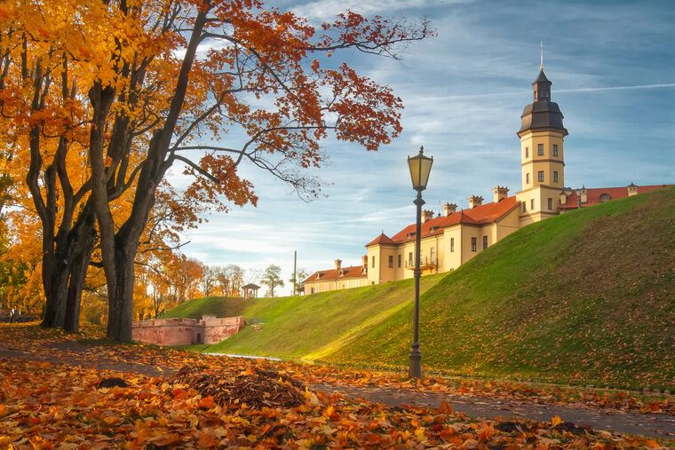 Купить и печать на заказ Картины на пластике, пеноркартоне Несвижский замок осенью