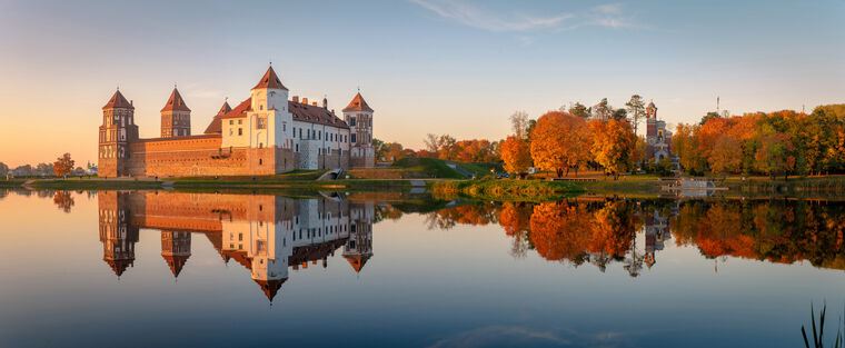 Купить и печать на заказ Картины на фотобумаге Мирский замок панорама осень