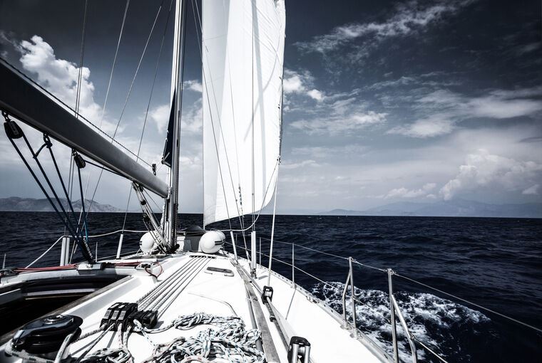 Репродукции картин Sailboat in the sea in the evening