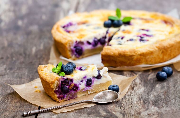 Картины на пластике, пеноркартоне Cheesecake with blueberries and mint