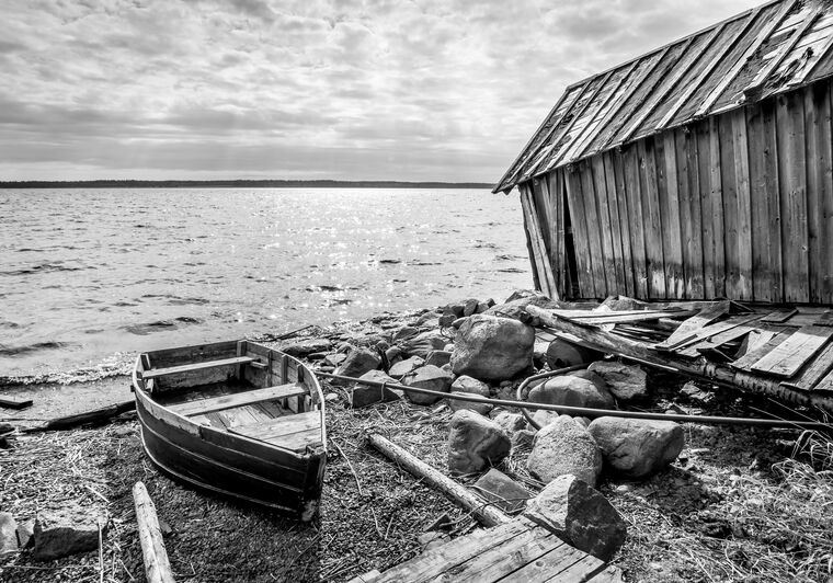 Купить и печать на заказ Картины, фото с паспарту Старая деревянная рыбацкая лодка