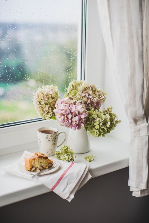 Картины, фото с паспарту Delicate flowers on the windowsill