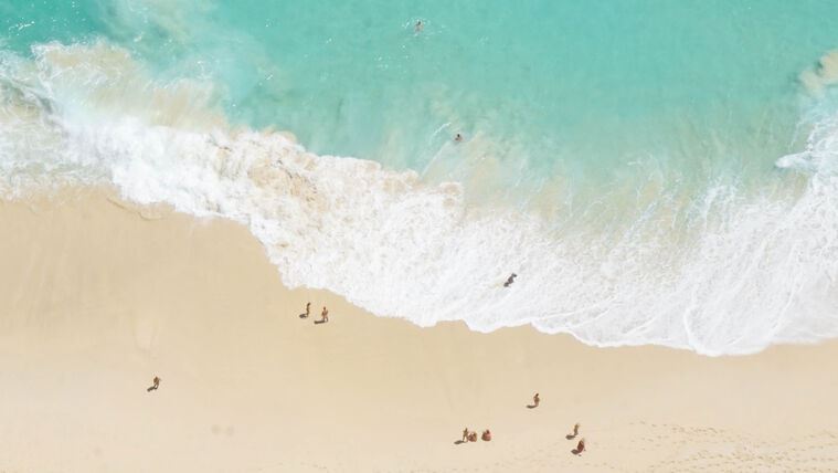 Картины на пластике, пеноркартоне Blue beach view from above