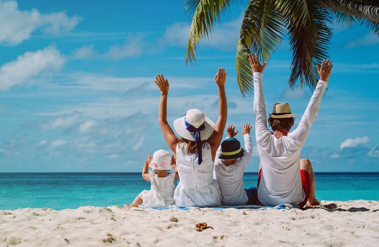 Картины, фото с паспарту Family at the beach